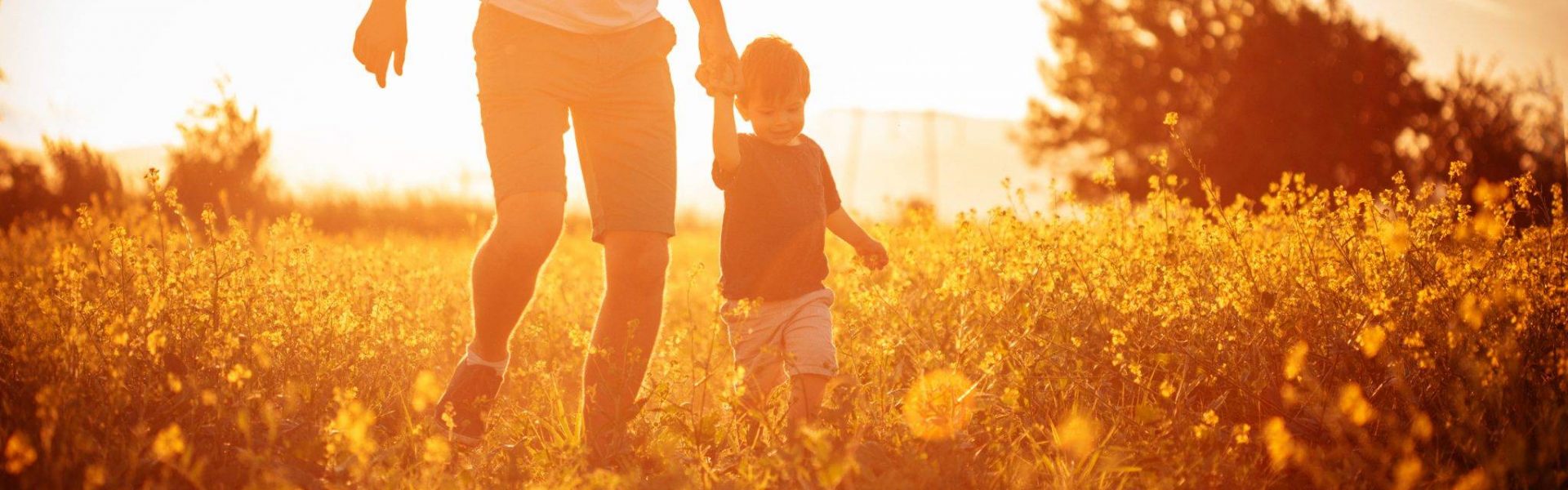 man-with-child-in-field-have-questions-about-osteopathy